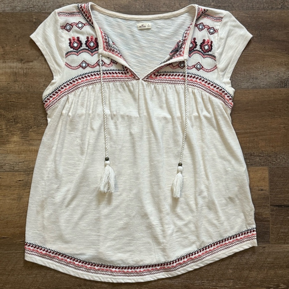NWOT Hollister Embroidered Beaded Tassel T-Shirt, Size Small